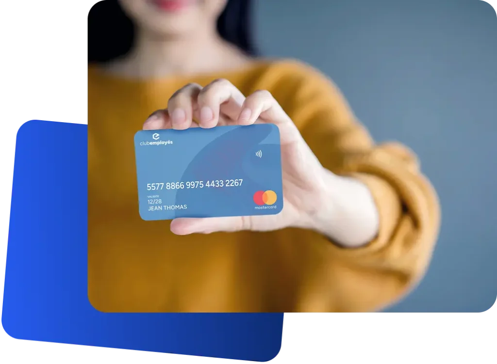 Élu du CSE qui tient dans sa main sa nouvelle carte cadeau CSE