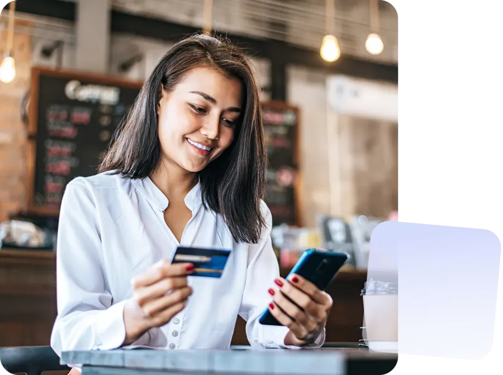 Photo d'un salarié bénéficiant de sa carte-cadeau Noel pour faire des achats